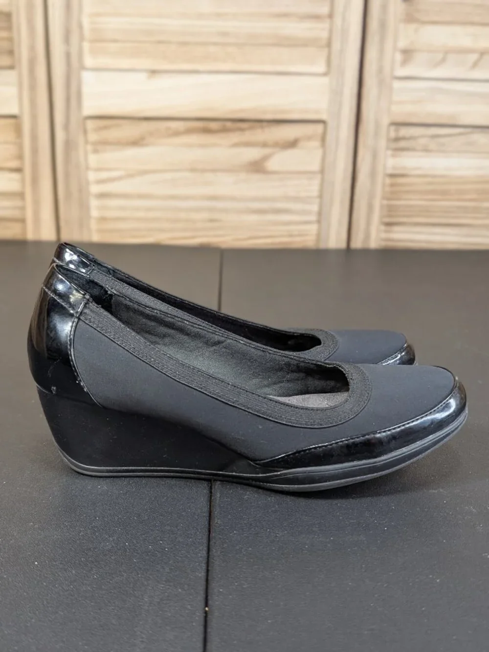 Clarks Bendables Black Wedge Pumps with Patent Trim Style 67116 Size 8M